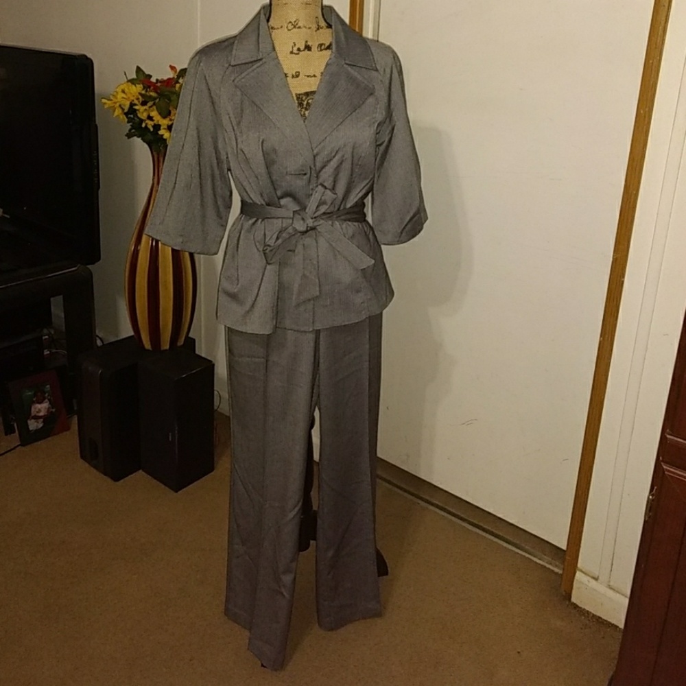 Pants suit